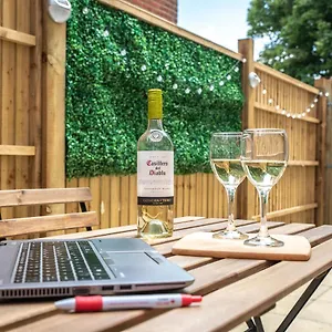 Apartment Vibes: With Outdoor Space, Southampton